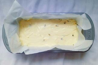 模具中垫油纸，将蛋糕糊倒入模具中