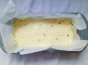 模具中垫油纸，将蛋糕糊倒入模具中