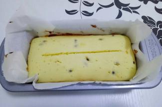 中途烤20分钟后取出，用沾水的刀在面糊中间划一道，放入烤箱继续烘烤