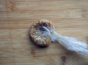 同样的操作，在中间用指肚压一下，形成耳朵的形状