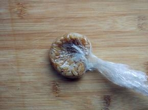 同样的操作，在中间用指肚压一下，形成耳朵的形状