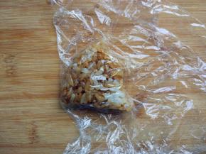 另取适量酱油炒饭，按照同样操作，捏出大小合适的身体