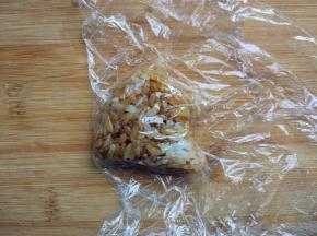 另取适量酱油炒饭，按照同样操作，捏出大小合适的身体