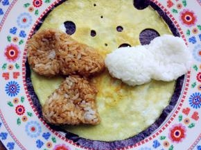 摆在盘中头部下方，白色的小鼠也这样做出头部、耳朵和身体