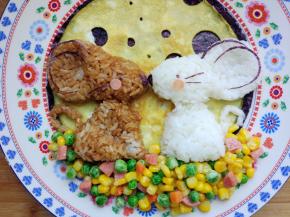 盛出用小勺舀到盘中，切火腿片，用剪刀将刚才裁下来的烤紫菜剪成耳朵的轮廓，胡须，眼睛和腿部轮廓