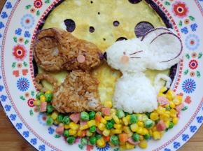 盛出用小勺舀到盘中，切火腿片，用剪刀将刚才裁下来的烤紫菜剪成耳朵的轮廓，胡须，眼睛和腿部轮廓