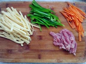 备料：将各种食材切细条，豆腐皮焯水后沥净备用