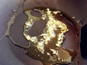 热锅热油，爆香蒜末