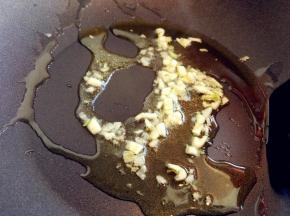 热锅热油，爆香蒜末