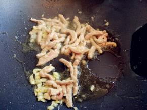 下里脊条，少许盐和料酒，滑炒到八成熟