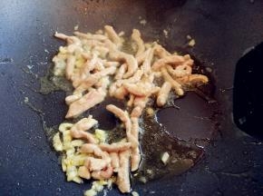 下里脊条，少许盐和料酒，滑炒到八成熟