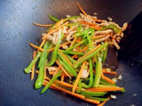 加胡萝卜和青椒，炒至断生