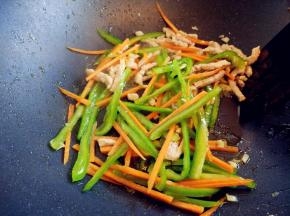 加胡萝卜和青椒，炒至断生