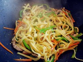 倒入豆腐皮和少许盐，快速翻炒