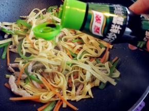 出锅前沿锅边烹少许“热炒鲜露”提鲜，或者用少许鸡粉也可以