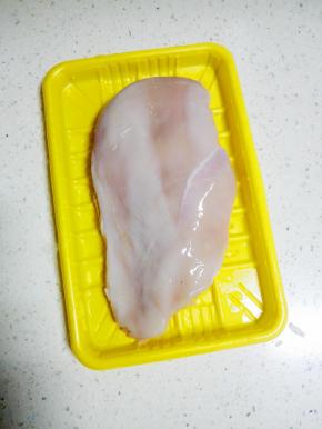 鸡胸肉洗净，沥水备用
