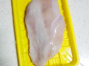 鸡胸肉洗净，沥水备用