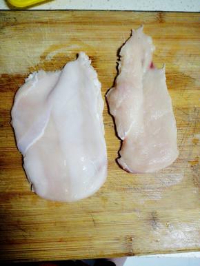用刀将鸡胸肉片成两片，每片约1cm厚