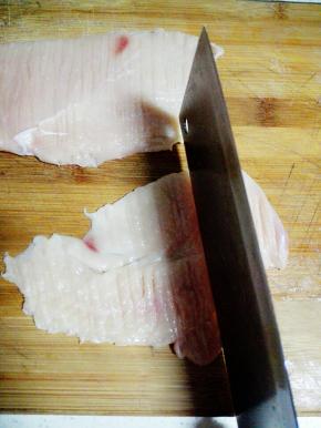 用刀背拍松鸡肉表面