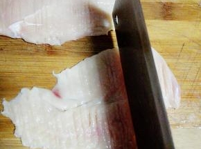 用刀背拍松鸡肉表面