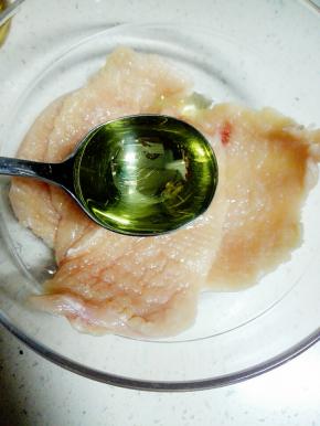 加入1汤匙玉米油，拌匀