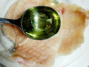 加入1汤匙玉米油，拌匀