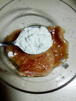 加入1汤匙玉米淀粉拌匀