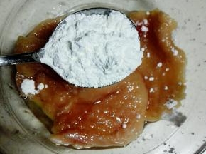 加入1汤匙玉米淀粉拌匀