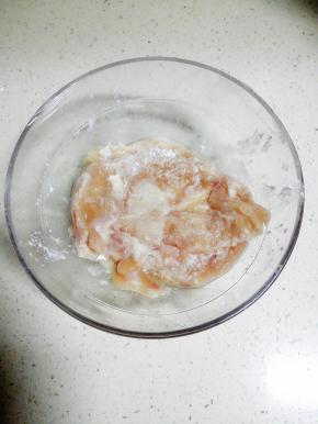 盖上保鲜膜，放入冰箱腌制一晚