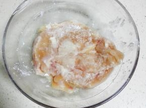 盖上保鲜膜，放入冰箱腌制一晚