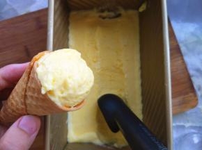 凝固后，用冰淇淋勺挖成球即可