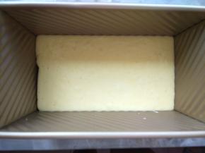 倒入容器中，入冰箱冷冻。我用的吐司盒，用玻璃的也可以