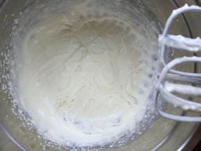 淡奶油加细砂糖，打发到缓缓流动的状态