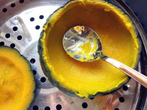 南瓜洗净，挖去籽，入蒸锅蒸熟，挖出南瓜肉