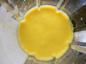 和适量米饭，少许牛奶和细砂糖一起放入破壁机，打成浓稠的奶昔状
