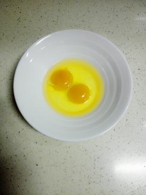 鸡蛋打入碗中，加入少许盐，打散备用