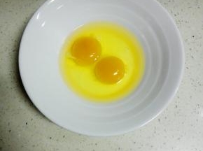 鸡蛋打入碗中，加入少许盐，打散备用