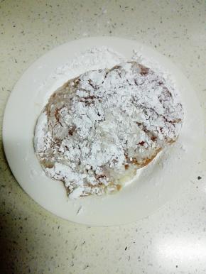 将腌制好的鸡胸肉，两面都均匀的粘上玉米淀粉