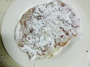 将腌制好的鸡胸肉，两面都均匀的粘上玉米淀粉