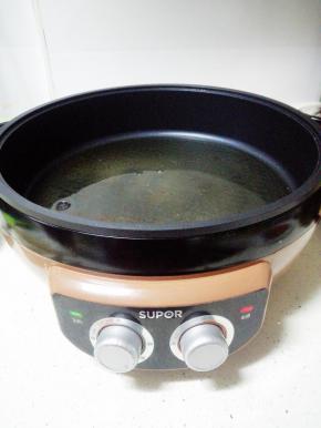 煎烤机内放入100克玉米油，大火烧热后