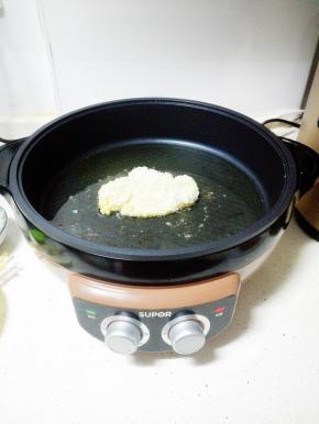 放入裹了面包糠的鸡胸肉，大火煎
