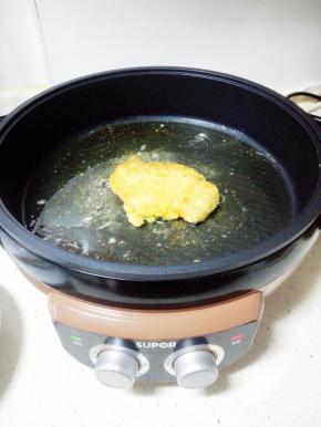 待底部变成金黄色，即可翻面继续煎