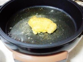 待底部变成金黄色，即可翻面继续煎