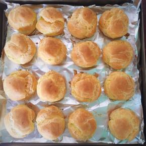 烤好的泡芙放凉备用