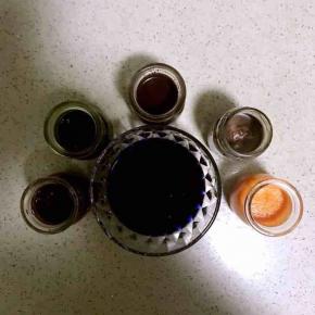 1.将红曲粉及可可粉加50克水调制均匀(颜色根据自己喜好加入红曲粉及可可粉的多少决定)，菠菜叶，紫薯，南瓜分别放入料理机打汁，榨好后取汁各50克装瓶备用，也可将紫薯和南瓜蒸熟压泥！我因为赶时间，直接榨汁了！取几颗蝶豆花，用50克开水泡出颜色，然后取水装瓶备用