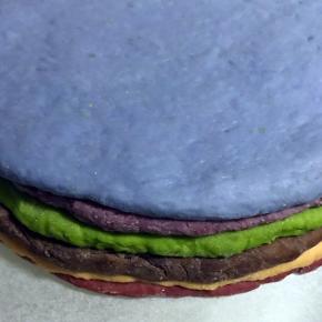 7.依次擀完其它面团，并叠放到模具底部，套上模具的周边，放入锅中醒发！