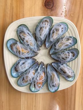 将泡好的粉丝摆上青口