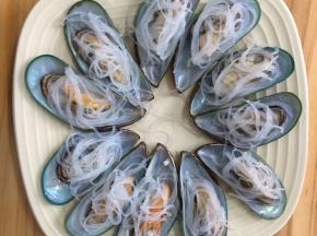 将泡好的粉丝摆上青口