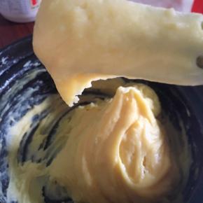 加完三个蛋液，提起能有图中倒三角，面糊就好了。我是要加到了第四个鸡蛋的一半才出现图中的倒