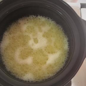 煮开后转小火，一次倒入低粉